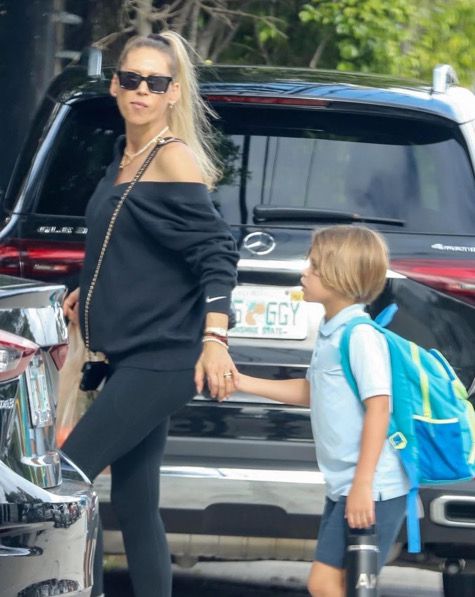 Анна Курникова показа бременно коремче, докато е на пазар със сина си от Енрике Иглесиас