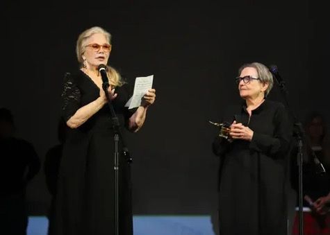 Силви Вартан отличи Агнешка Холанд със специалната награда на Синелибри в София