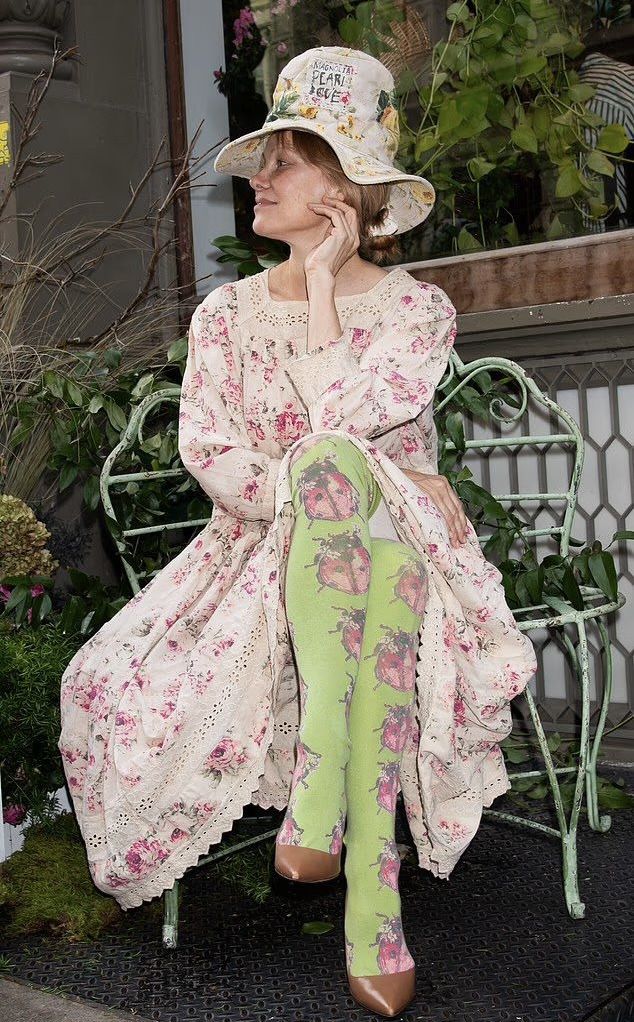 Памела Андерсън пусна подмладяващ крем за лице, вдъхновен от природата и живота без грим