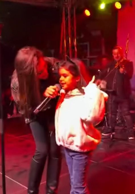 Преслава пее с дъщеря си Паола в Радомир