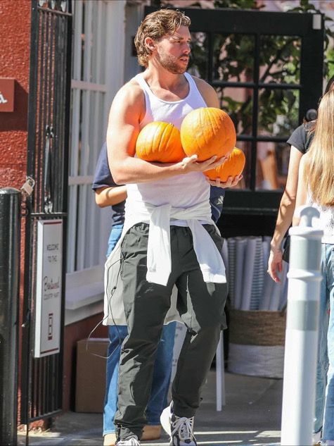 Кристофър Шварценегер на посещение в тиквена ферма