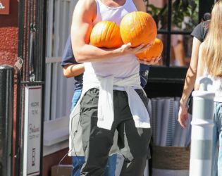 Кристофър Шварценегер на посещение в тиквена ферма