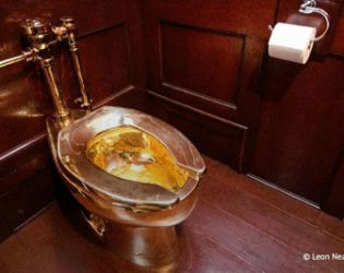 Златна тоалетна за 10 милиона долара ще бъде пусната на търг в САЩ