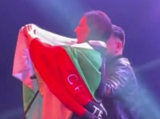 Цеца развя бг знамето в РСМ: ФОТО И ВИДЕО НА ДЕНЯ Цеца развя бг знамето в РСМ: ФОТО И ВИДЕО НА ДЕНЯ