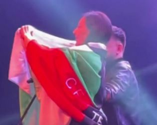 Цеца развя бг знамето в РСМ: ФОТО И ВИДЕО НА ДЕНЯ