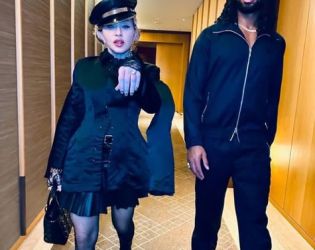 Мадона се сгоди тайно за 29-годишния си любим