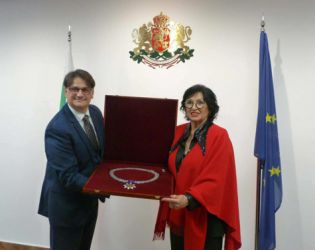 Златен век - огърлие за Йорданка Христова от министъра на културата: ФОТО НА ДЕНЯ