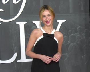 Мария Бакалова сияе на премиерата на „Jay Kelly“ в Лос Анджелис