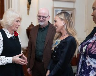 Сара Джесика Паркър и кралица Камила: впечатляващ реверанс в Clarence House