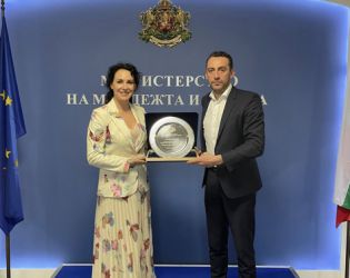 Министър почете юбилея на Мария Петрова