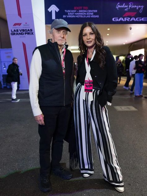 Катрин Зита-Джоунс и Майкъл Дъглас на F1 след като отбелязаха 25 години брак