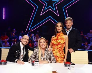 Дванайсет емоционални изпълнения влязоха в зрелищна битка на живо за място на финала