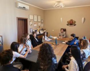 Ученици от 11 клас се срещнаха с кмета на Царево за кариерни разговори и професионален опит