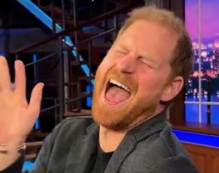 Принц Хари разсмива публиката с lip sync шоу при Стивън Колбърт