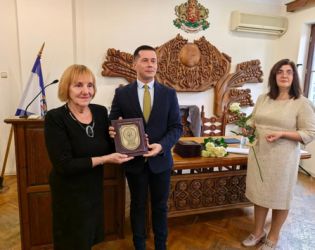 В Царево площадът ще носи името „Стефан Данаилов“, връчиха звания „Почетен гражданин“