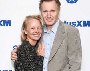 Памела Андерсън сподели, че с Лиъм Нийсън са по-добре като приятели