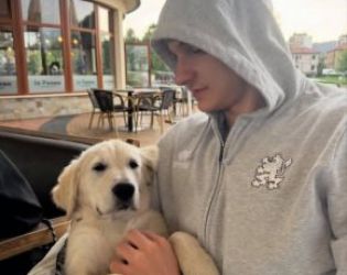 Волей-звездата Алекс Николов отпочива с кучето си: ФОТО НА ДЕНЯ