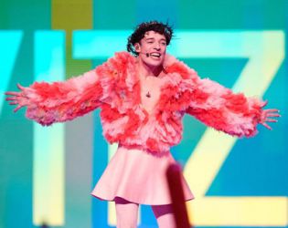 Победителят в Евровизия Немо връща трофея заради участието на Израел