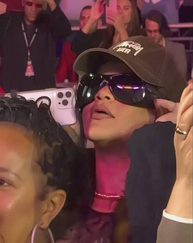 Риана сред публиката на коледното шоу на Марая Кери в Лас Вегас