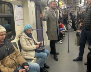 Зам.-министър в метрото: ФОТО НА ВЕЧЕРТА