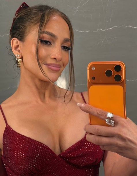 Джей Ло осмяна заради гаф с Фотошоп: Фенове забелязаха МНОГО неловка грешка на коледна снимка