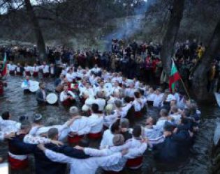 Мъжкото хоро се изви в ледените води на Тунджа в Калофер