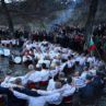 Мъжкото хоро се изви в ледените води на Тунджа в Калофер