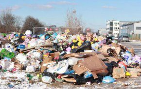 Терен в Слатина се превърна в сметище, карали там боклука от бусове и самосвали