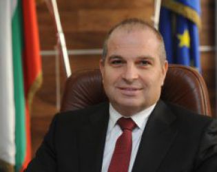 Караджов спря завинаги незаконните стикери на депутата Кънев