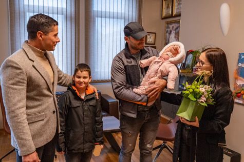 Кметът на Община Царево Марин Киров посрещна едно от първите бебета на 2026 година