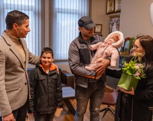 Кметът на Община Царево Марин Киров посрещна едно от първите бебета на 2026 година