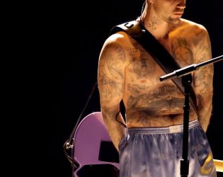 Грами 2026: Триумф на латиномузиката и бунт срещу имиграционната служба ICE