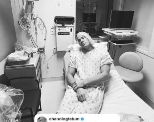 Чанинг Тейтъм с фото от болничното легло