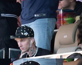 Гришо тренира, а половинката му Ейса Гонзалес се забавлява на Супербоул с Машин Гън Кели