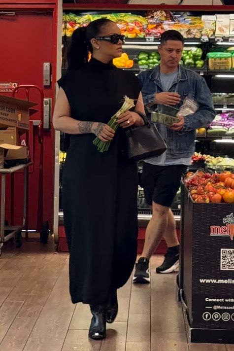 Риана пазарува в супермаркета, за разлика от Ким