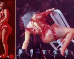 Карди Би падна на сцената