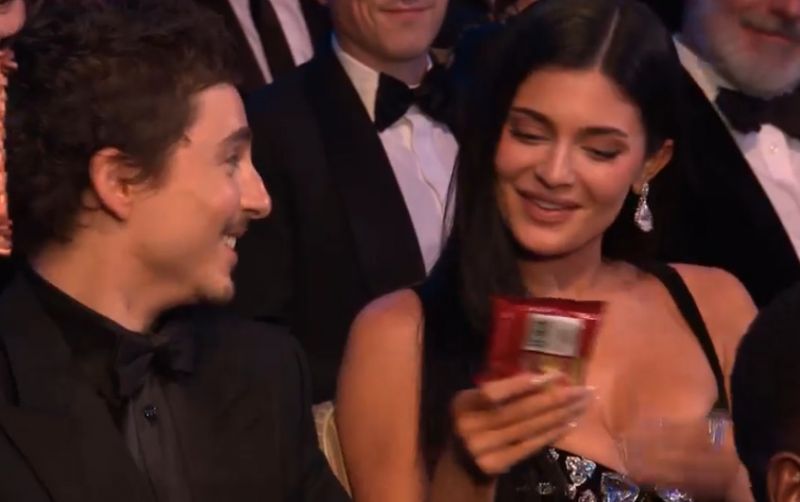 Кайли Дженър се изчерви на БАФТА, след като Алън Къминг направи мръсна шега