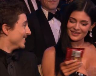 Кайли Дженър се изчерви на БАФТА, след като Алън Къминг направи мръсна шега