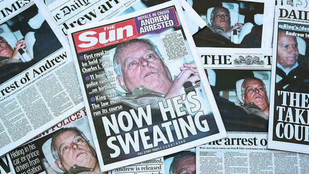 Провокация в Лувър: активисти окачиха снимка на Принц Андрю