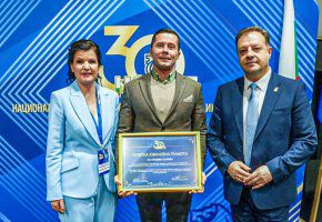 Община Царево с почетна грамота като съучредител на Национално сдружение на общините преди 30 г.