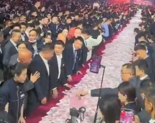 Китайски шеф раздаде 26 млн. долара в брой на служителите си