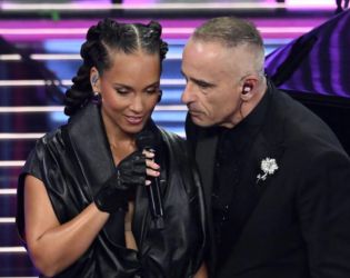 Санремо: Ерос Рамацоти и Алиша Кийс с незабравим дует на сцената на „Аристон“