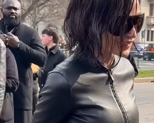 Деми Мур на ревюто на Gucci в Милано с нова визия