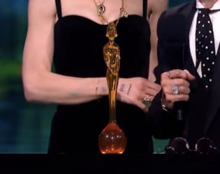 Кели Озбърн плашещо слаба на наградите Брит