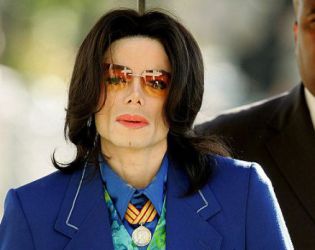 17 години след смъртта му – цяло семейство съди Майкъл Джексън за трафик на деца и насилие