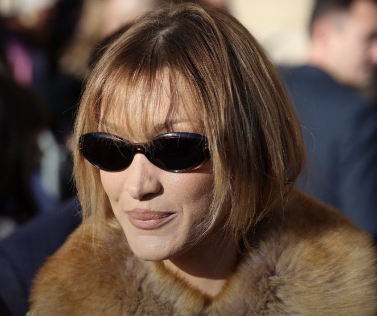 Бела Хадид като Ана Уинтур в Париж