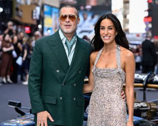 Брад Пит се забавлява в Гърция с Инес де Рамон, дни след като Мадокс се отказа от фамилията му