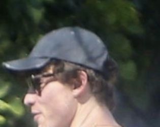 Папараци хванаха Шон Мендес да уринира по време на разходка в Малибу