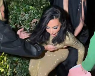 Ким Кардашиян падна с високи токчета преди парти след Оскарите