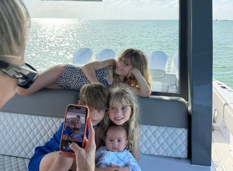 Енрике Иглесиас разтопи феновете с нова семейна снимка с Анна Курникова и четирите им деца